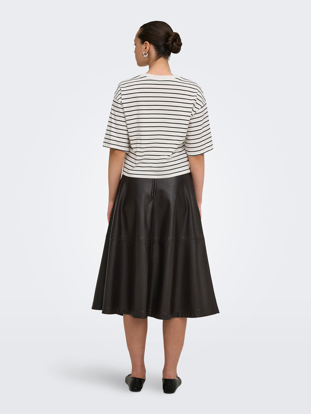 Γυναικείο t-shirt black stripes ONLBLOOM S/S LOOSE SHORT TOP JRS 15372024 | 15372024